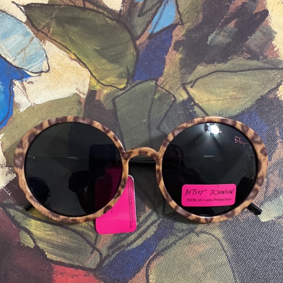 Betsey Johnson Sunglasses main image 6